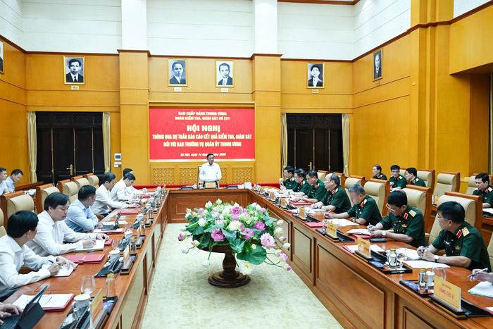 Thường trực Ban Bí thư Trần Cẩm Tú, Trưởng đoàn kiểm tra, giám sát số 221 của Bộ Chính trị, Ban Bí thư phát biểu mở đầu hội nghị. (Ảnh: DUY LINH)