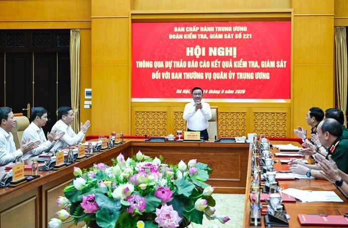 Thường trực Ban Bí thư Trần Cẩm Tú, Trưởng đoàn kiểm tra, giám sát số 221 của Bộ Chính trị, Ban Bí thư chủ trì hội nghị. (Ảnh: DUY LINH)
