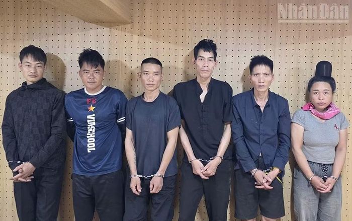 Sáu đối tượng phạm tội về ma túy tại cơ quan Công an tỉnh Sơn La. (Ảnh: TRUNG HIẾU)