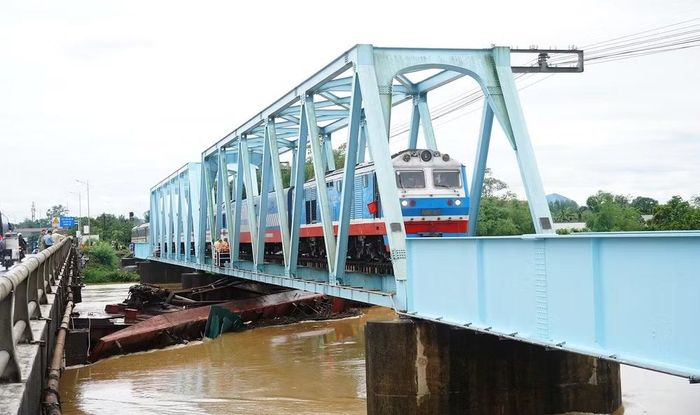 Tàu hỏa vẫn được phép lưu thông qua cầu với tốc độ hạn chế 15km/h. (Ảnh: H.M)