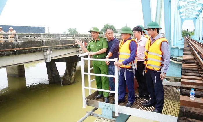 Lãnh đạo Ủy ban nhân dân tỉnh, Công an tỉnh Quảng Trị chỉ đạo xử lý sự cố tại hiện trường trong sáng 14/9. (Ảnh: H.M)