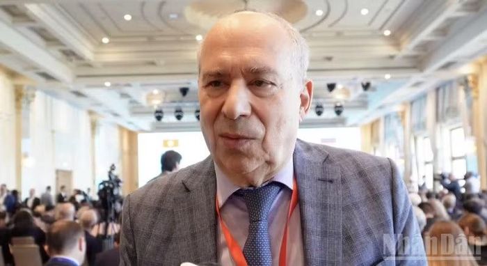 Viện sĩ Alexander Nekipelov trả lời phỏng vấn. (Ảnh: THANH THỂ)