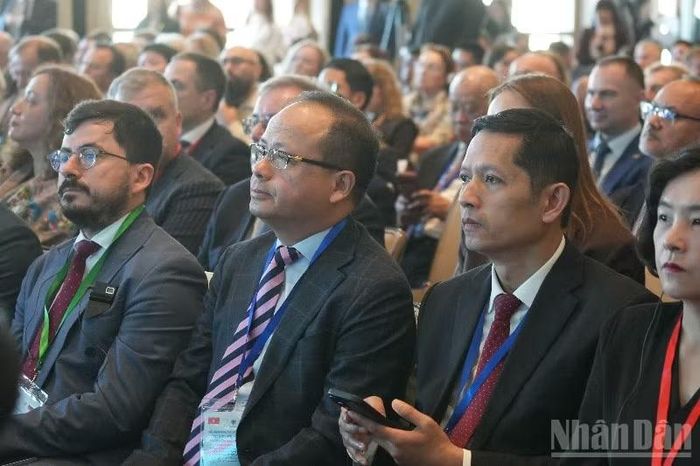 Ông Đỗ Xuân Hoàng và ông Nguyễn Quốc Hùng (thứ 2, thứ 3 từ trái sang, hàng đầu). (Ảnh: THANH THỂ)