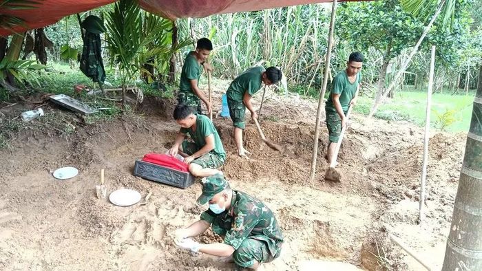 Ba hài cốt liệt sĩ được tìm thấy tại xã Quế Phước dựa trên nguồn tin do nhân dân cung cấp. (Ảnh: QUANG CƯỜNG)
