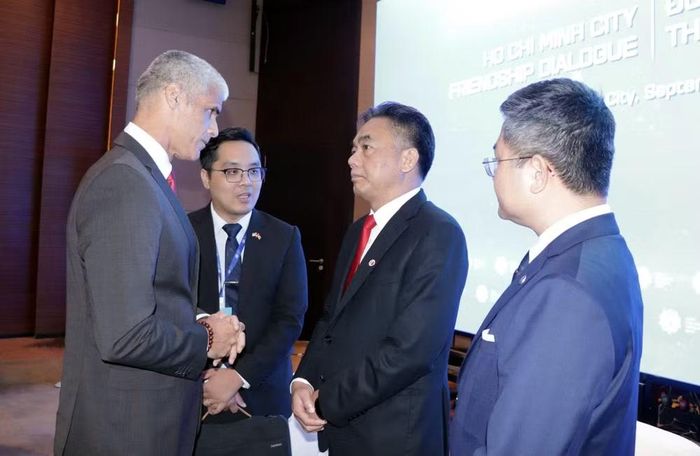 Đồng chí Nguyễn Lộc Hà, Phó Chủ tịch thường trực Ủy ban nhân dân Thành phố Hồ Chí Minh (thứ hai từ phải sang) tiếp xúc với khách quốc tế để trao đổi về chia sẻ, hợp tác. (Ảnh: Lê Đình Thìn)
