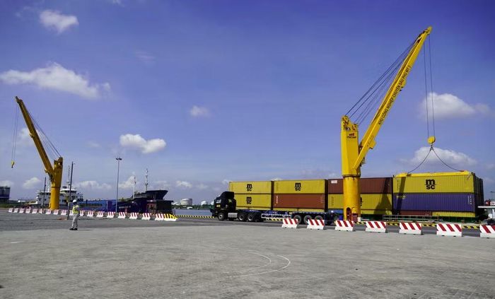 Bốc xếp hàng container tại cảng cạn ở Khu công nghiệp chuyên sâu Phú Mỹ 3. (Ảnh: Lê Đình Thìn)