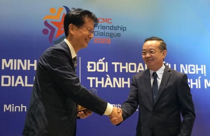 Đồng chí Bùi Minh Thạnh, Phó Chủ tịch Ủy ban nhân dân Thành phố Hồ Chí Minh (phải) gặp gỡ trao đổi thông tin, kinh nghiệm với ông Tomohide Sato, Phó Thống đốc Vùng thủ đô Tokyo. (Ảnh: Lê Đình Thìn)