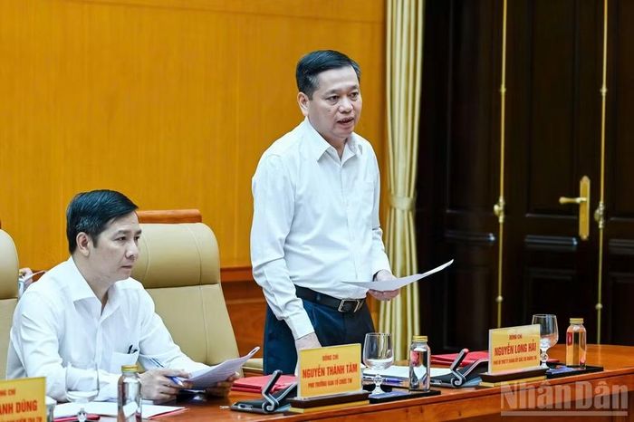Phó Bí thư Thường trực Đảng ủy các cơ quan Đảng Trung ương Nguyễn Long Hải, Phó Trưởng Đoàn kiểm tra, giám sát số 221 trình bày dự thảo Báo cáo. (Ảnh: DUY LINH)