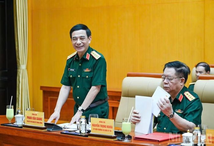 Đại tướng Phan Văn Giang, Ủy viên Bộ Chính trị, Phó Thủ tướng Chính phủ, Phó Bí thư Quân ủy Trung ương, Bộ trưởng Quốc phòng phát biểu tại hội nghị. (Ảnh: DUY LINH)