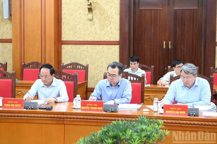 Các đồng chí lãnh đạo Đảng, Nhà nước và các đại biểu tham dự cuộc làm việc.
