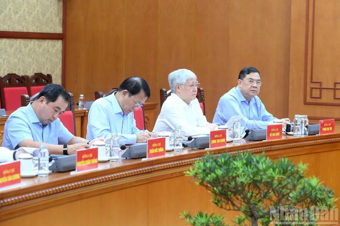 Các đồng chí lãnh đạo Đảng, Nhà nước tham dự cuộc làm việc.