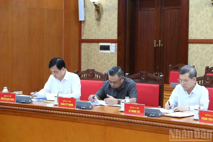 Các đồng chí lãnh đạo Đảng, Nhà nước tham dự cuộc làm việc.