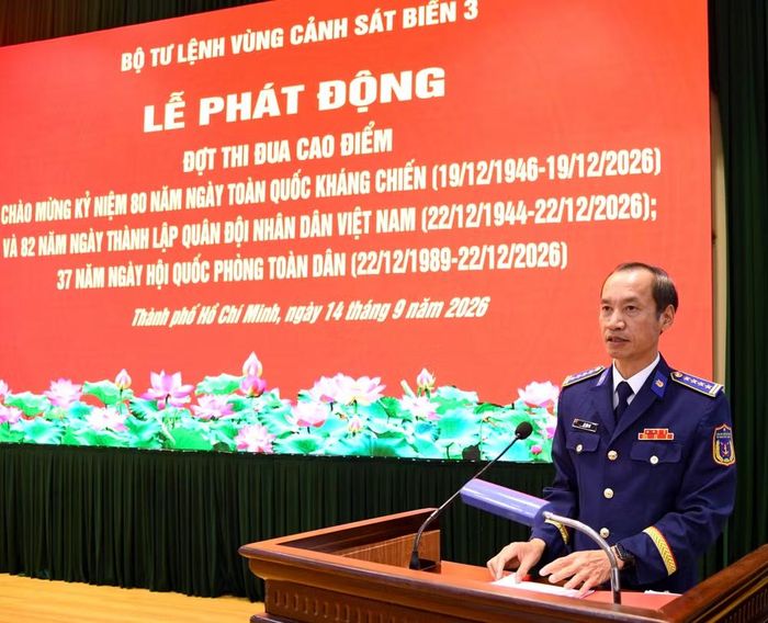 Đại tá Lê Văn Tú- Bí thư Đảng ủy, Chính ủy Vùng Cảnh sát biển 3 phát biểu tại lễ phát động thi đua. (Ảnh: Cảnh sát biển cung cấp).