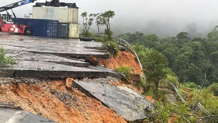 Đoạn bờ kè khu vực kiểm hóa cửa khẩu quốc tế Cha Lo, tỉnh Quảng Trị sạt lở. (Ảnh: DH)