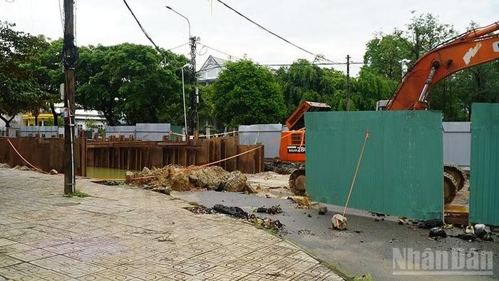 Dự án đang được thi công nhưng ghi nhận thực tế lại không thấy bóng dáng công nhân lao động thi công trên công trường. (Ảnh: QV)