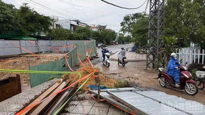 Dự án tuyến thoát nước ngầm đường Trưng Nữ Vương như một công trình bỏ hoang. (Ảnh: QV)