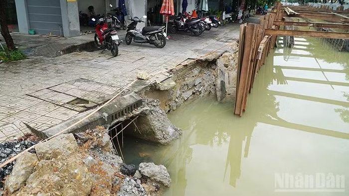 Dự án thi công ì ạch khiến sụt lún nghiêm trọng trên vỉa hè và tạo thành hố sâu rất nguy hiểm. (Ảnh: QV)