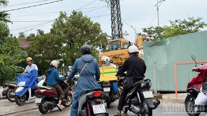 Cuộc sống người dân đảo lộn vì Dự án tuyến thoát nước ngầm đường Trưng Nữ Vương thi công dang dở. (Ảnh: QV)