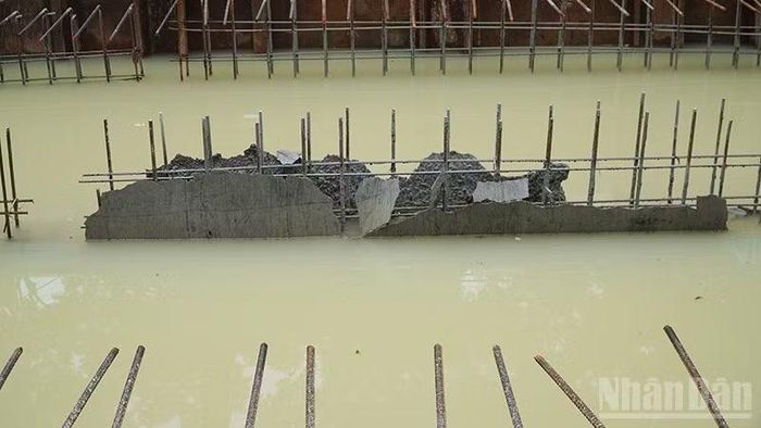 Các hạng mục đã thi công trước giờ đây bắt đầu hư hỏng. (Ảnh: QV)