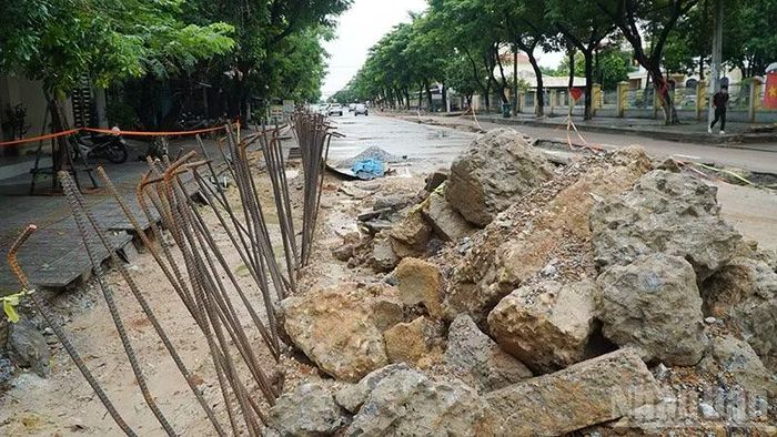 Cần sớm đẩy nhanh tiến độ dự án và có biện pháp bảo đảm an toàn cho người dân đi lại, sinh sống ở khu vực dự án. (Ảnh: QV)
