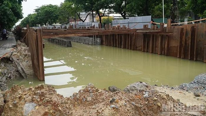 Dự án tuyến thoát nước ngầm đường Trưng Nữ Vương sau hơn một năm thi công, đến nay như một đại công trường nham nhở. (Ảnh: QV)