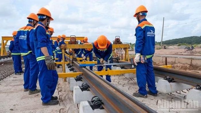 Loại ray rãnh 60R2 được lắp đặt những mét đầu tiên tại Phú Quốc. (Ảnh: TDC)