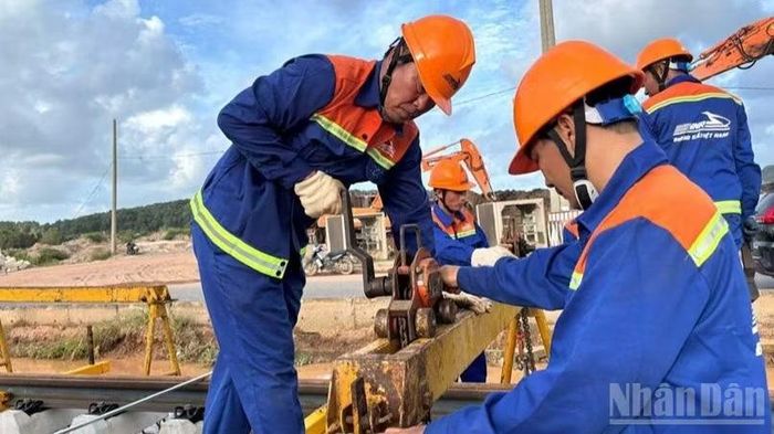Ông Lê Quý Công (bên trái) được điều động từ Hà Nội tới Phú Quốc để thi công tuyến LRT. (Ảnh: Thanh Vũ)