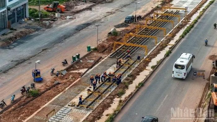 Những đoạn ray chính tuyến đầu tiên được lắp đặt trên tuyến LRT Phú Quốc. (Ảnh: TDC)