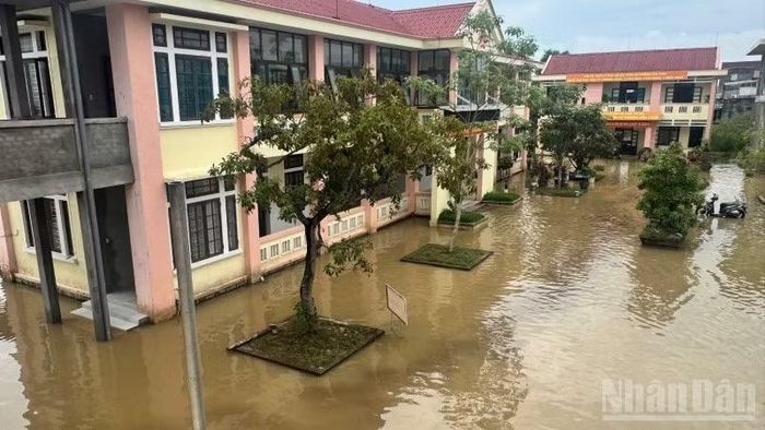 Sân trụ sở Đảng ủy phường Hóa Châu thường xuyên bị úng ngập khi trời mưa. (Ảnh: Q.Tiến)