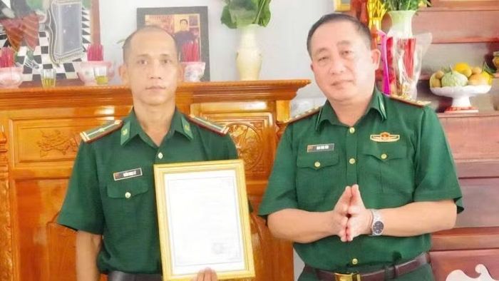 Thiếu tá Trầm Ngọc Lý nhận quyết định bàn giao nhà. (Ảnh: TRẦN GIỎI)