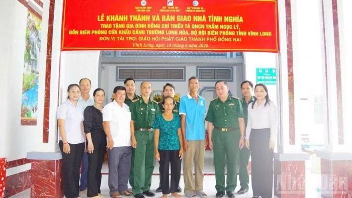 Lãnh đạo Ban Chỉ huy Bộ đội Biên phòng tỉnh Vĩnh Long bàn giao nhà cho quân nhân có hoàn cảnh khó khăn. (Ảnh: TRẦN GIỎI)