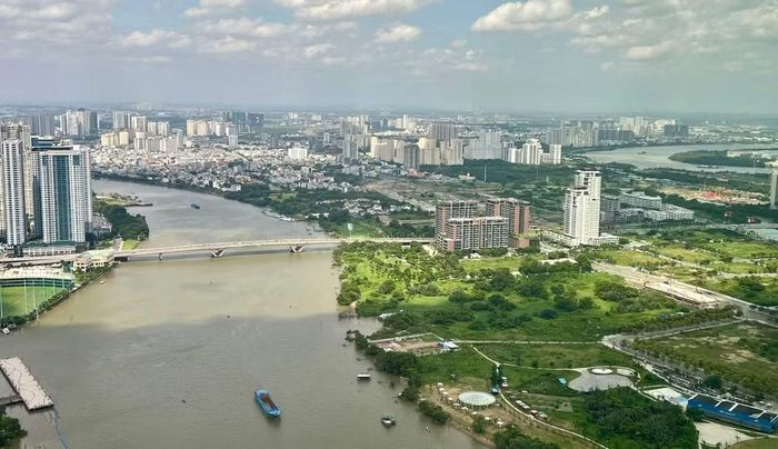 Sông Sài Gòn như từ trên cao. (Ảnh: QUANG QUÝ)