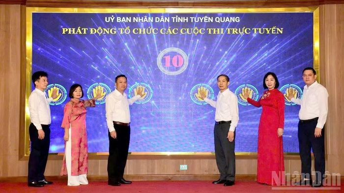 Đại biểu thực hiện nghi thức phát động cuộc thi. (Ảnh: ĐỨC THẮNG)