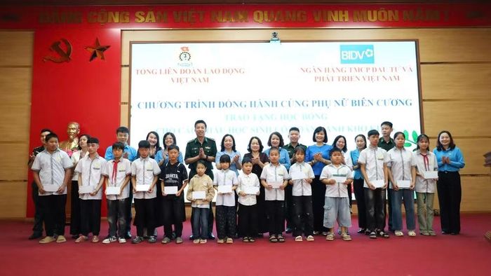 Đoàn công tác trao học bổng tặng học sinh có hoàn cảnh khó khăn. (Ảnh: PHƯƠNG CHI)