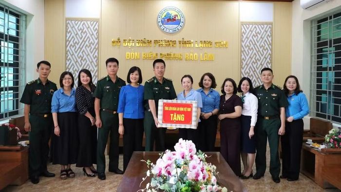Thăm, động viên và tặng quà cán bộ, chiến sĩ Đồn Biên phòng Bảo Lâm. (Ảnh: PHƯƠNG CHI)