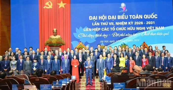 Ban Chấp hành Liên hiệp các tổ chức hữu nghị Việt Nam khóa VII nhiệm kỳ 2026-2031 ra mắt Đại hội. (Ảnh: Khánh Lan)