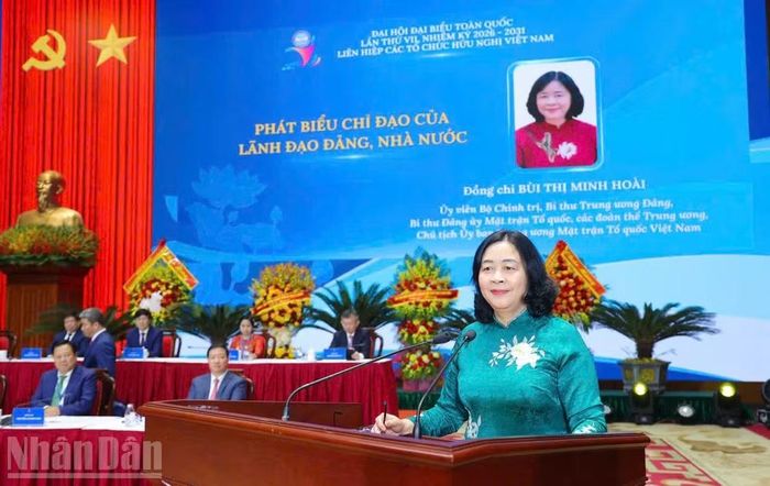 Đồng chí Bùi Thị Minh Hoài, Ủy viên Bộ Chính trị, Bí thư Trung ương Đảng, Bí thư Đảng ủy Mặt trận Tổ quốc, các đoàn thể Trung ương, Chủ tịch Ủy ban Trung ương Mặt trận Tổ quốc Việt Nam phát biểu chỉ đạo Đại hội. (Ảnh: Khánh Lan)
