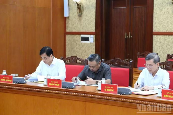 Các đồng chí lãnh đạo Đảng, Nhà nước tham dự cuộc làm việc. (Ảnh: ĐĂNG KHOA)