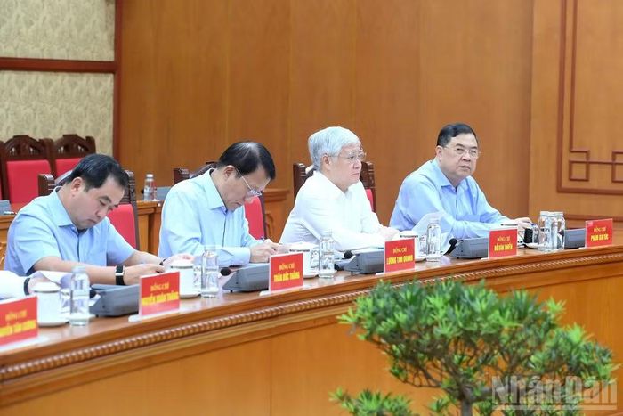 Các đồng chí lãnh đạo Đảng, Nhà nước tham dự cuộc làm việc. (Ảnh: ĐĂNG KHOA)