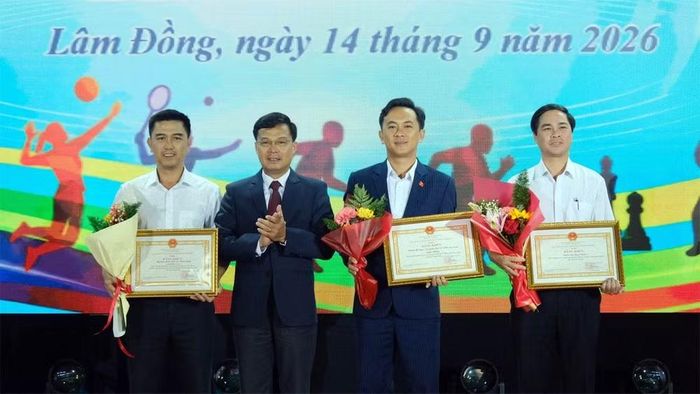 Đồng chí Đinh Văn Tuấn trao bằng khen của Chủ tịch Ủy ban nhân dân tỉnh Lâm Đồng cho ba đơn vị dẫn đầu. (Ảnh: V.Q)