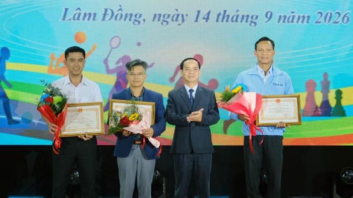 Phó Chủ tịch Hội đồng nhân dân tỉnh Lâm Đồng Đa Cát Vinh trao bằng khen Chủ tịch Ủy ban nhân dân tỉnh Lâm Đồng tặng các địa phương có thành tích xuất sắc trong công tác tổ chức Đại hội thể dục thể thao cấp xã. (Ảnh: V.Q)