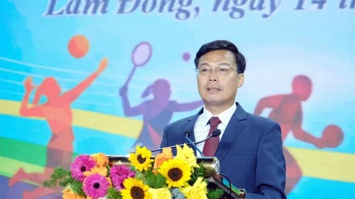 Phó Chủ tịch Ủy ban nhân dân tỉnh Lâm Đồng, Trưởng Ban tổ chức Đại hội Đinh Văn Tuấn phát biểu bế mạc Đại hội Thể dục thể thao tỉnh lần thứ I năm 2026. (Ảnh: V.Q)