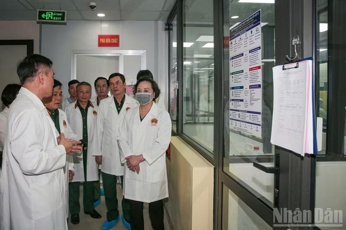 Phó Thủ tướng Phạm Thị Thanh Trà và đoàn công tác kiểm tra kho lưu trữ, bảo quản mẫu hài cốt liệt sĩ tại nhà kho K4, Kho 708.