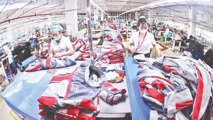 Dây chuyền may quần áo xuất khẩu ở Công ty cổ phần may Hưng Việt, tỉnh Hưng Yên. (Ảnh: TRẦN HẢI)