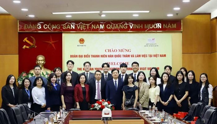 Các đại biểu chụp ảnh lưu niệm tại sự kiện. (Ảnh: Moha)