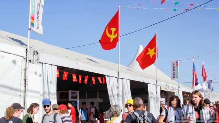 Trong 3 ngày hội báo, gian trưng bày Việt Nam rực rỡ sắc đỏ của cờ Đảng và cờ Tổ quốc luôn tấp nập khách tham quan. (Ảnh: KHẢI HOÀN-TRUNG HƯNG)