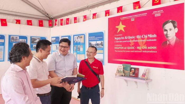 Tham tán Phạm Quang Anh, Đại sứ quán Việt Nam tại Pháp, giới thiệu cuốn sách “Nguyễn Ái Quốc - Hồ Chí Minh với nước Pháp” (do Nhà xuất bản Thông tấn và Khu Di tích Phủ Chủ tịch ấn hành) với Đại sứ Lào tại Pháp Kalamoungkhoune Souphanouvong. Đại sứ Kalamoungkhoune Souphanouvong tin tưởng rằng đất nước Việt Nam sẽ phát triển mạnh mẽ, toàn diện trong thời gian tới.
