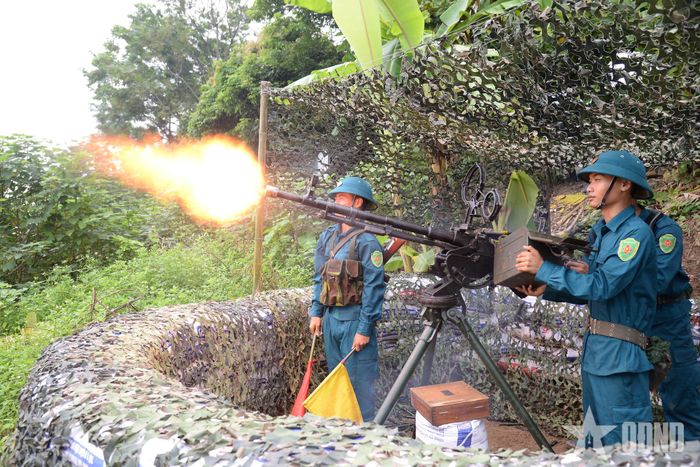 Dân quân xã Vật Lại tham gia thực hành nội dung diễn tập. 