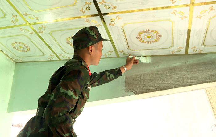 Chiến sĩ Trung đoàn 3, Sư đoàn 330 hoàn thiện căn nhà mới của thương binh Trần Văn Năm ở phường Tân Ngãi, tỉnh Vĩnh Long.