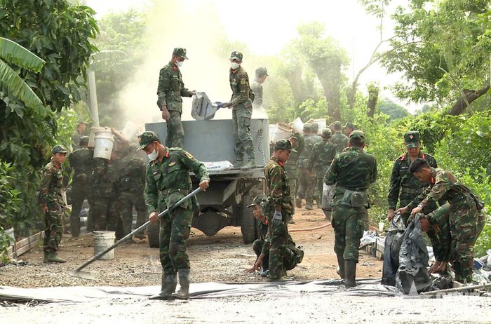 Cán bộ, chiến sĩ Trung đoàn 892, Bộ CHQS tỉnh An Giang xây dựng đường giao thông nông thôn tại xã Châu Phú.